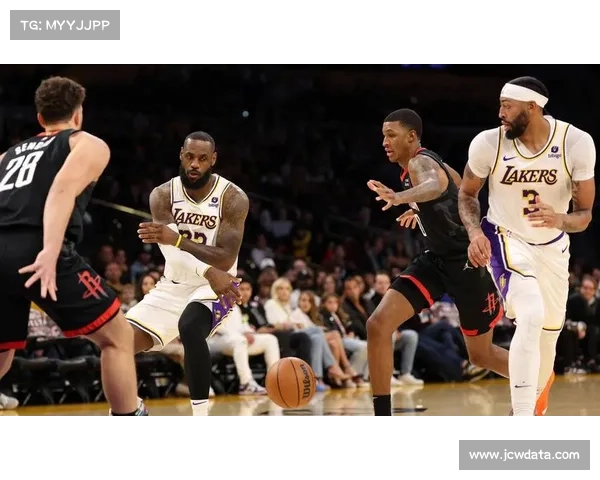 詹姆斯准三双表现,下半场发力助湖人逆转 詹姆斯准三双表现,下半场发力助湖人逆转