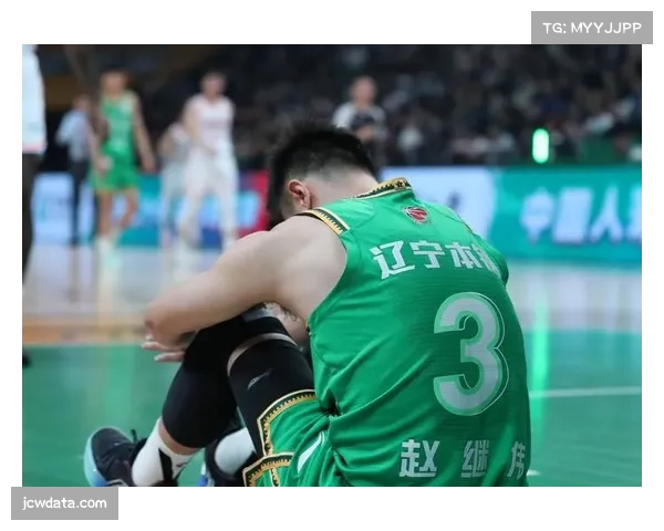 赵继伟带伤出战，赛后左脚敷冰袋离开球场